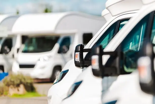Der Kauf eines Wohnmobils sollte gut geplant sein. In diesem ausführlichen Ratgeber erfahrt Ihr, welche Fragen Ihr Euch vor dem Wohnmobilkauf unbedingt stellen solltet – von Nutzung, Grundriss und Größe bis hin zu Technik, Wintertauglichkeit und Ausstattung. So vermeidet Ihr teure Fehlkäufe und findet das Wohnmobil, das wirklich zu Eurem Reisealltag passt.