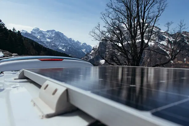 Die Stromversorgung im Wohnmobil gehört zu den wichtigsten Grundlagen beim Camping. Ob Licht, Kühlschrank, Kaffeemaschine oder Smartphone – ohne Strom funktioniert im Camper fast nichts. Gerade Wohnmobil-Einsteiger fragen sich deshalb oft, wie 12V und 230V im Wohnmobil funktionieren, was Landstrom bedeutet oder wie Bordbatterien richtig geladen werden.