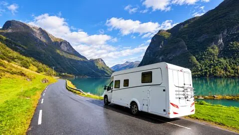Ein Wohnmobilurlaub ist heutzutage eine der beliebtesten Urlaubsformen. Wer bereits ein eigenes Wohnmobil besitzt, hat einen klaren Vorteil. Doch was ist, wenn Sie noch keine Erfahrungen mit dieser flexiblen Art des Reisens gemacht haben? Welche Kosten kommen für die Miete oder den Kauf eines Wohnmobils auf Sie zu? Ist das Wohnmobilreisen die richtige Wahl für Ihren nächsten Urlaub?